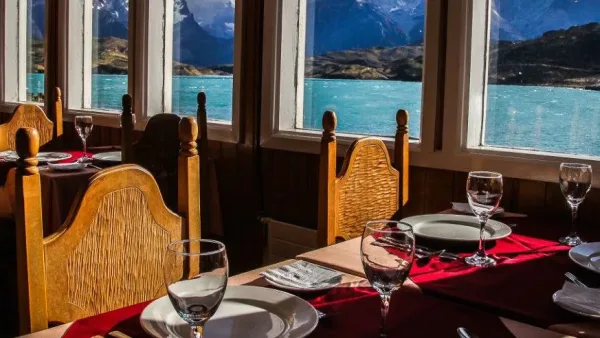 Vista panorámica del restaurante Pehoé, situado en una isla en medio del lago Pehoé, de color turquesa.