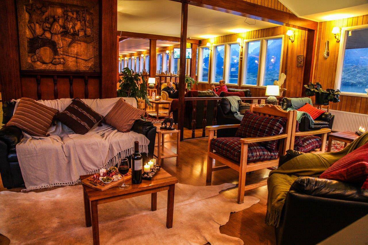 El puente de madera que lleva a los excursionistas desde tierra firme hasta el restaurante de la isla en Pehoé.