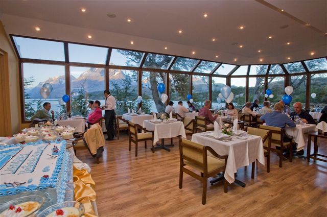 A elegante sala de jantar do Restaurante Hotel Lago Grey, com vista para os icebergs da geleira.