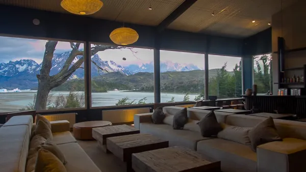 Un chef preparando un plato tradicional patagónico en la moderna cocina del Hotel Lago Grey.