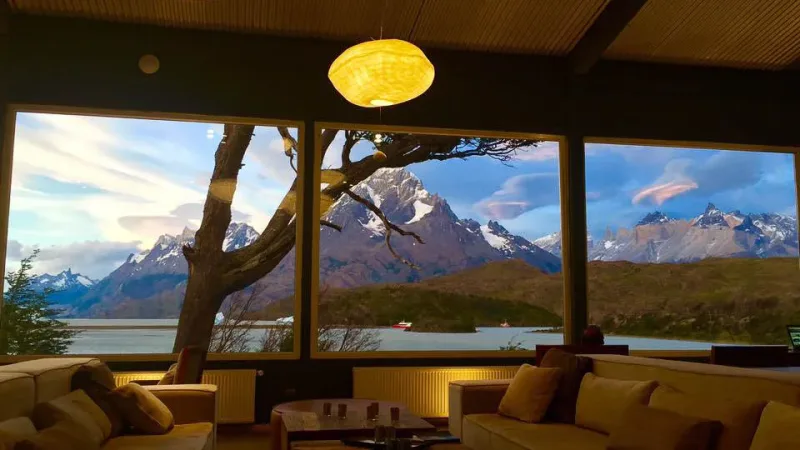A área do bar do hotel oferece um Pisco Sour exclusivo com gelo glacial ancestral.