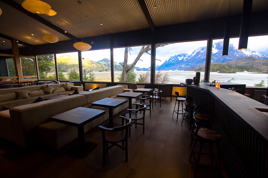 Grandes janelas panorâmicas no restaurante proporcionam uma vista constante dos icebergs à deriva.