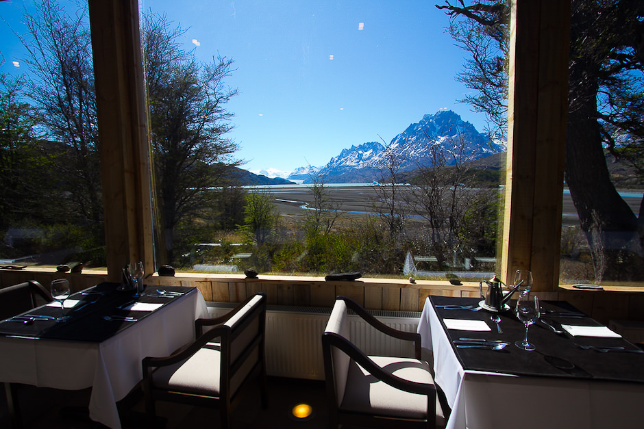 Um extenso buffet no Restaurante do Hotel Lago Grey oferece culinária internacional e local.