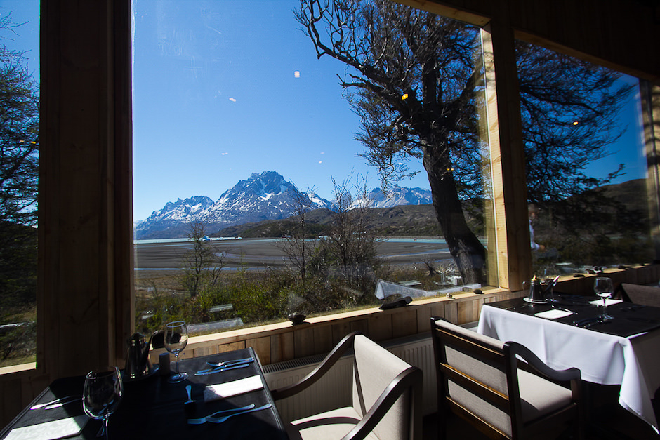 Foto detalhada de uma sobremesa de chocolate requintada servida no restaurante do hotel.