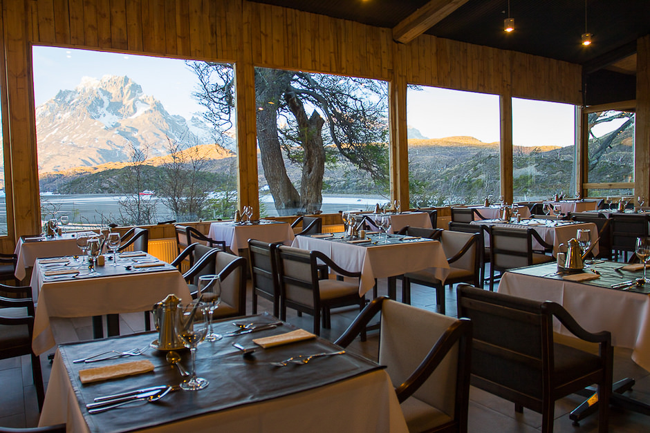 Detalhes arquitetônicos modernos da ala do restaurante do Hotel Lago Grey, em harmonia com o terreno rochoso.