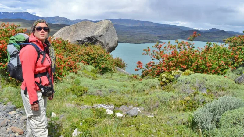 Primer plano de unas botas de montaña en un sendero rocoso, que simboliza la naturaleza agreste de Torres del Paine.
