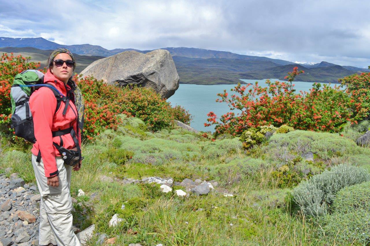 Primer plano de unas botas de montaña en un sendero rocoso, que simboliza la naturaleza agreste de Torres del Paine.