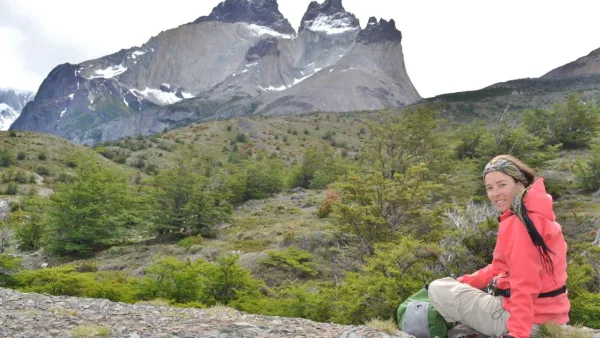 Vista panorámica del macizo del Paine desde un punto elevado en una de las rutas de senderismo del parque.