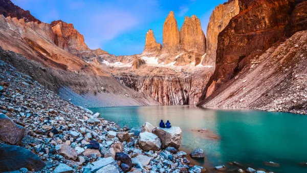 El sol iluminaba las cimas de las torres, proyectando un cálido resplandor sobre todo el anfiteatro de la Base Torres.