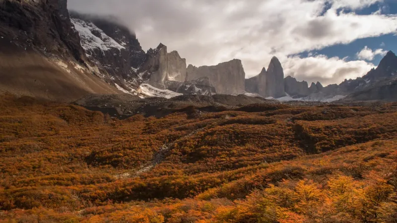 La espectacular vista de 360 ​​grados de las catedrales rupestres desde el Mirador Británico en el Valle Francés.
