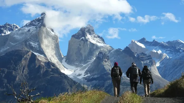 Senderistas descansando en el Mirador Cuernos, disfrutando de la vista de las torres de granito y los lagos.
