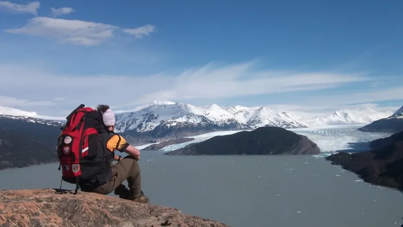 Una vista impresionante del glaciar Grey desembocando en el lago desde el mirador de Grey.