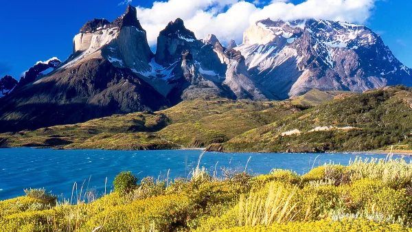 Una vista panorámica impresionante del diverso terreno del parque, desde las doradas pampas hasta las escarpadas cumbres de las montañas.