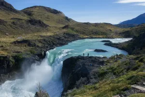 Um enorme volume de água turquesa despenca na cachoeira Salto Grande entre dois lagos.