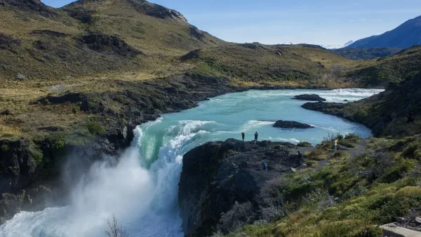 Un enorme caudal de agua turquesa se precipita por la cascada Salto Grande entre dos lagos.