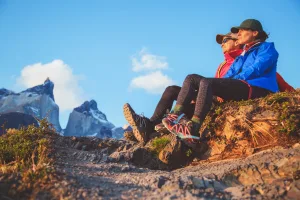 Dos excursionistas con grandes mochilas caminan por el terreno rocoso del Valle Francés.