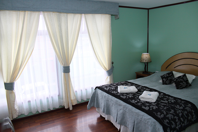 A cozy and well-lit single bedroom in Hostal Alcazar with comfortable furnishings.
