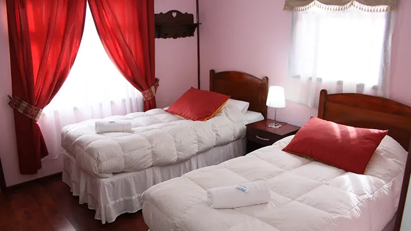 La zona común de desayuno del Hostal Alcazar, con decoración local y un ambiente cálido.