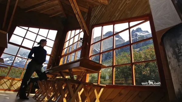 Literas compartidas dentro de un acogedor dormitorio de madera en Refugio Los Cuernos.