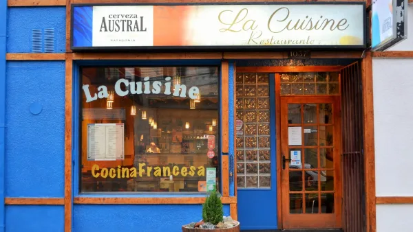 A sala de jantar intimista e com iluminação aconchegante do restaurante La Cuisine.