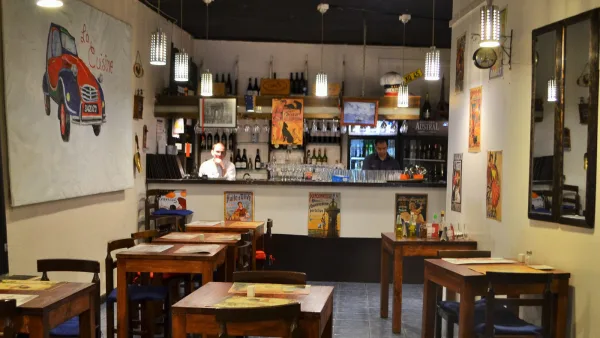 La zona de bar del restaurante La Cuisine ofrece una selección de vinos regionales.