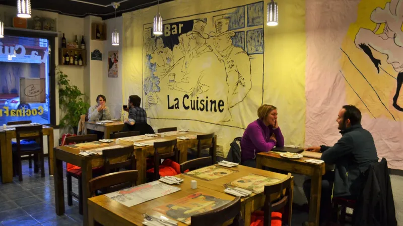 Uma colorida sobremesa com frutos silvestres da Patagônia, servida no restaurante La Cuisine.