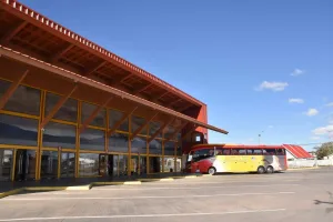 Un vehículo de Bus Sur circulando por una carretera panorámica en la región de Torres del Paine.