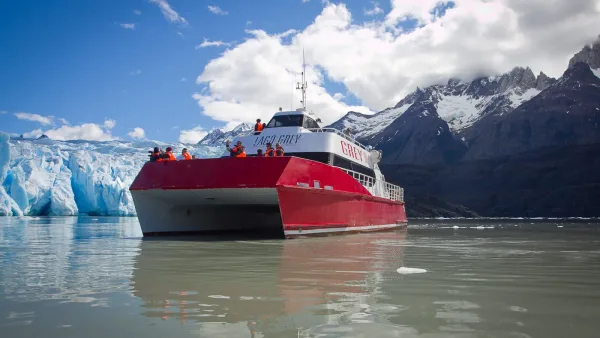 Primer plano de las intensas texturas azules y las grietas dentro de un glaciar patagónico.