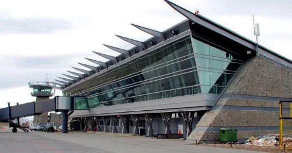 El moderno edificio terminal del aeropuerto de El Calafate en Argentina.