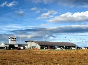 La pista y terminal del Aeropuerto Internacional Carlos Ibáñez del Campo en Punta Arenas.