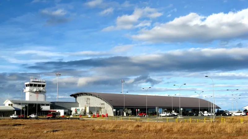 La pista y terminal del Aeropuerto Internacional Carlos Ibáñez del Campo en Punta Arenas.