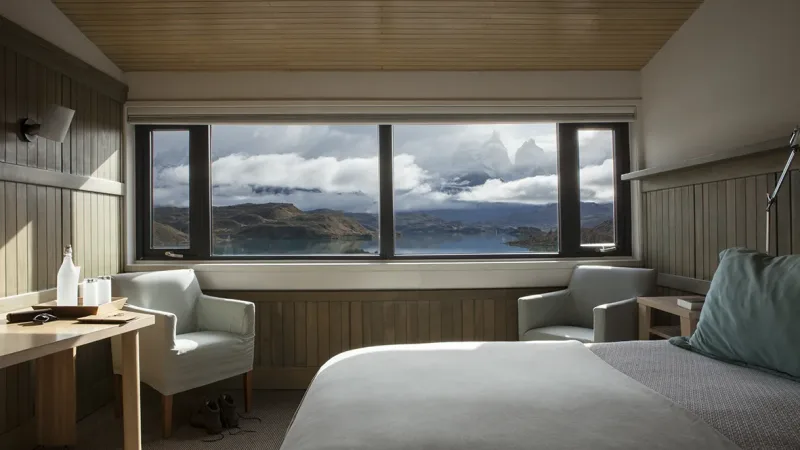 As formações rochosas irregulares e multicamadas de Cuernos del Paine sob um céu claro.