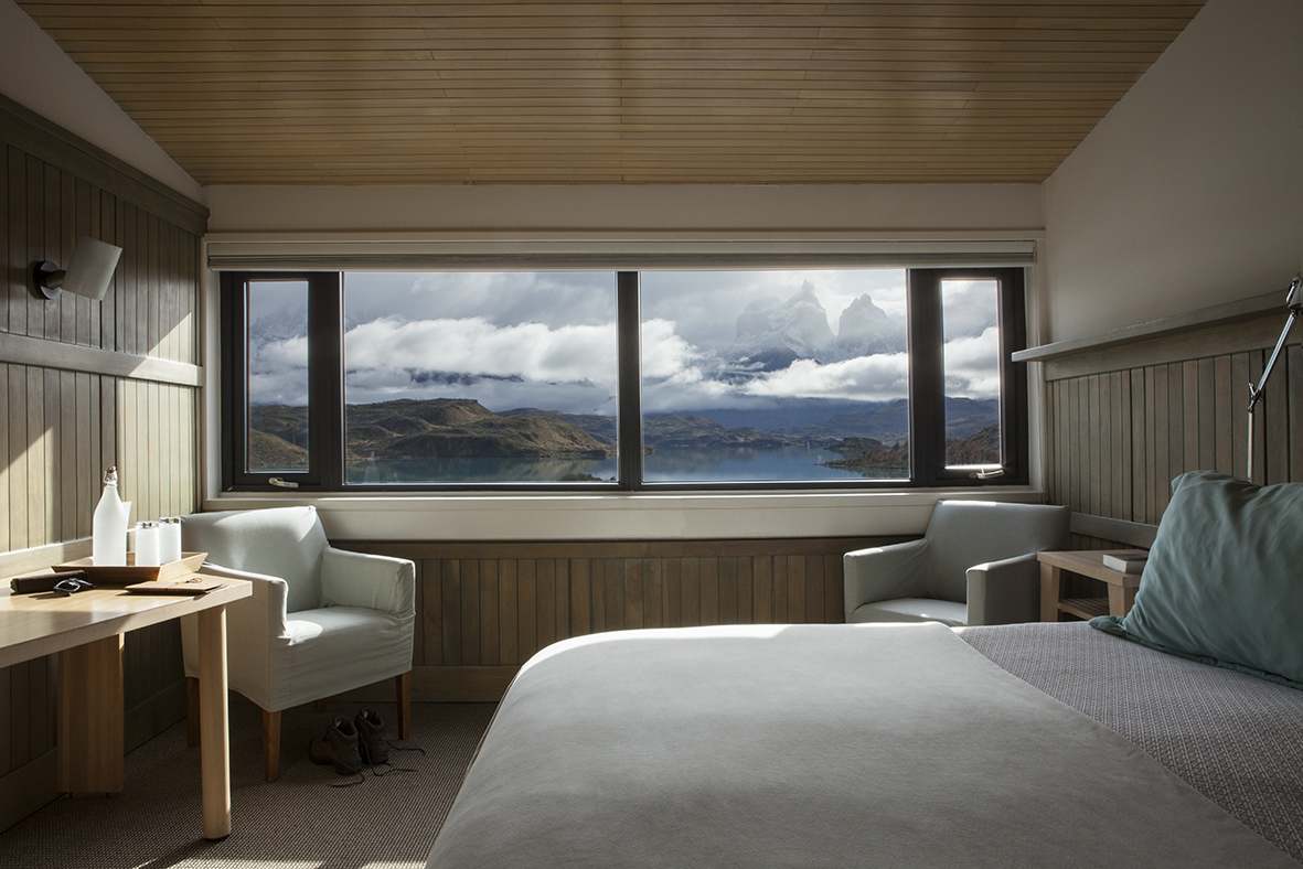 Las formaciones rocosas escarpadas y multicapa de los Cuernos del Paine bajo un cielo brillante.