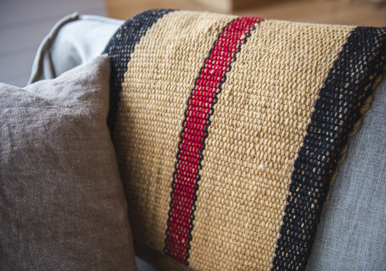 La arquitectura moderna, larga y blanca del Hotel Explora, situado a orillas del lago Pehoé.