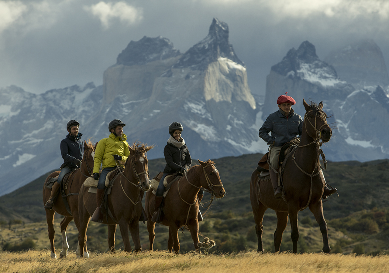 Detalle del interior de la escalera de madera del hotel y elementos de diseño sostenible.
