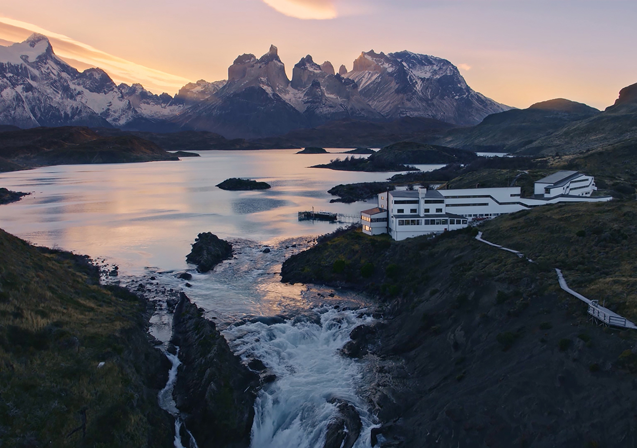 La zona de la piscina cubierta del hotel ofrece vistas a la naturaleza salvaje de la Patagonia.