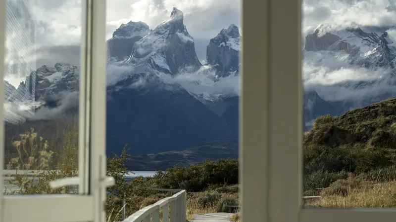 Banheiras de hidromassagem ao ar livre no Hotel Explora, onde os hóspedes podem relaxar enquanto apreciam a vista para as montanhas.