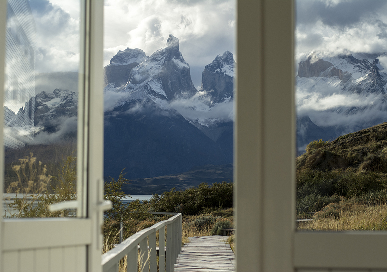 El Hotel Explora cuenta con jacuzzis al aire libre donde los huéspedes pueden relajarse mientras contemplan las montañas.