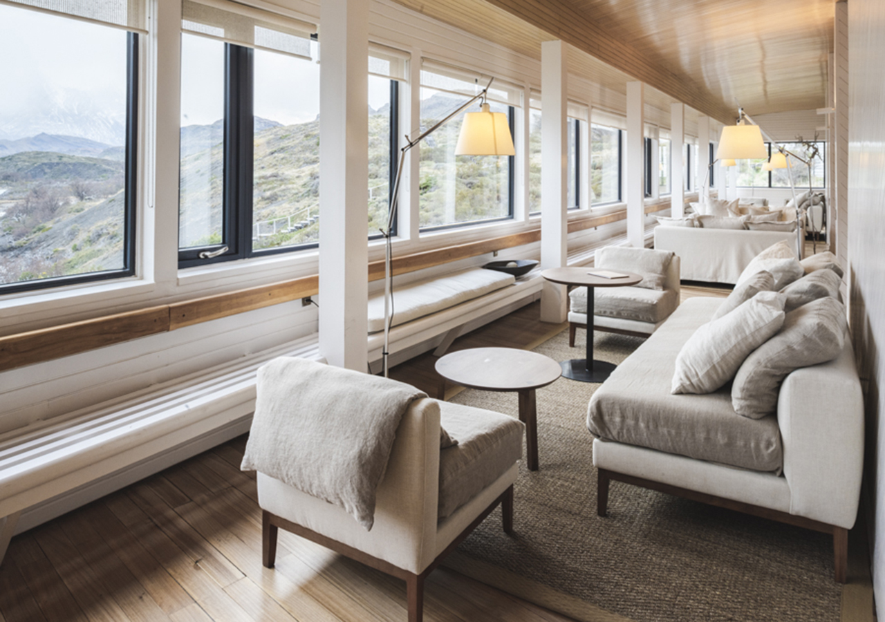 Una habitación del Hotel Explora que muestra las líneas sencillas y la luz natural de su interior.