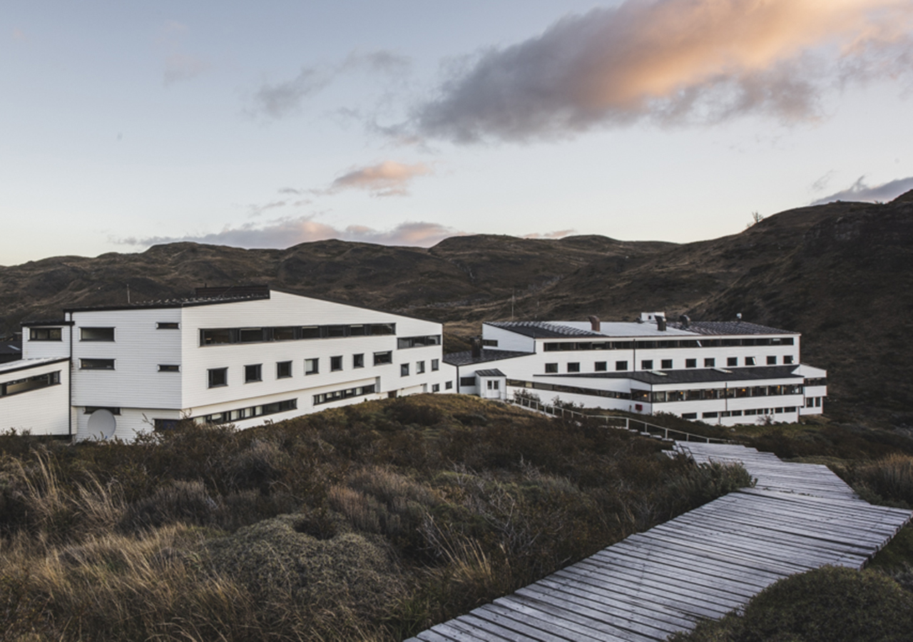 La entrada principal del Hotel Explora, diseñada para integrarse con el paisaje circundante.