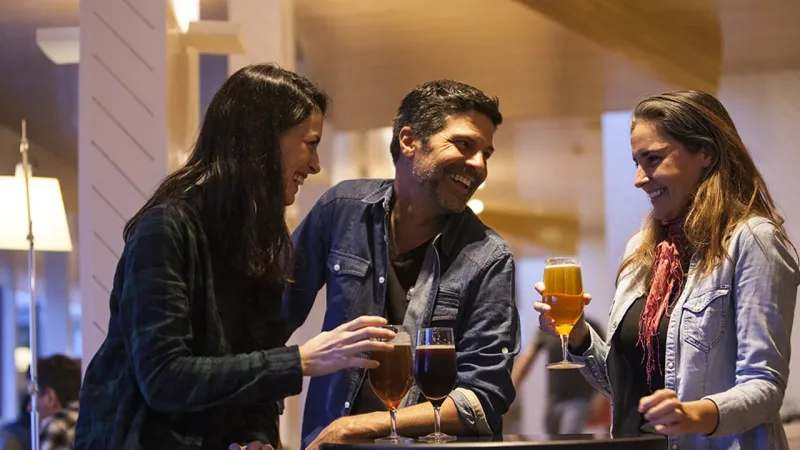 O spa e centro de bem-estar do Hotel Explora ao entardecer, brilhando contra as montanhas escuras.