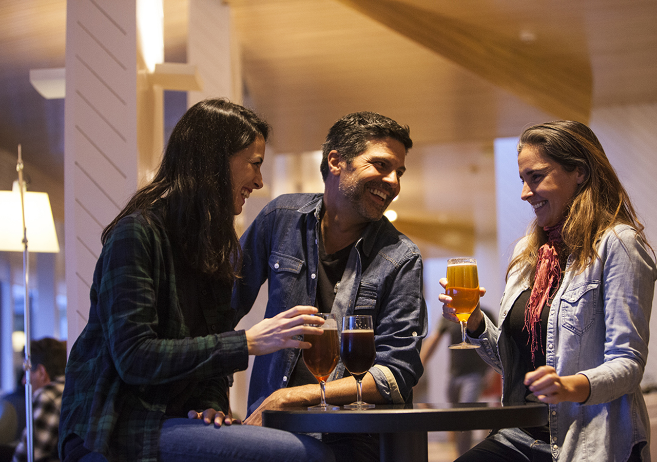 El spa y centro de bienestar del Hotel Explora al atardecer, resplandeciendo contra el oscuro telón de fondo de las montañas.