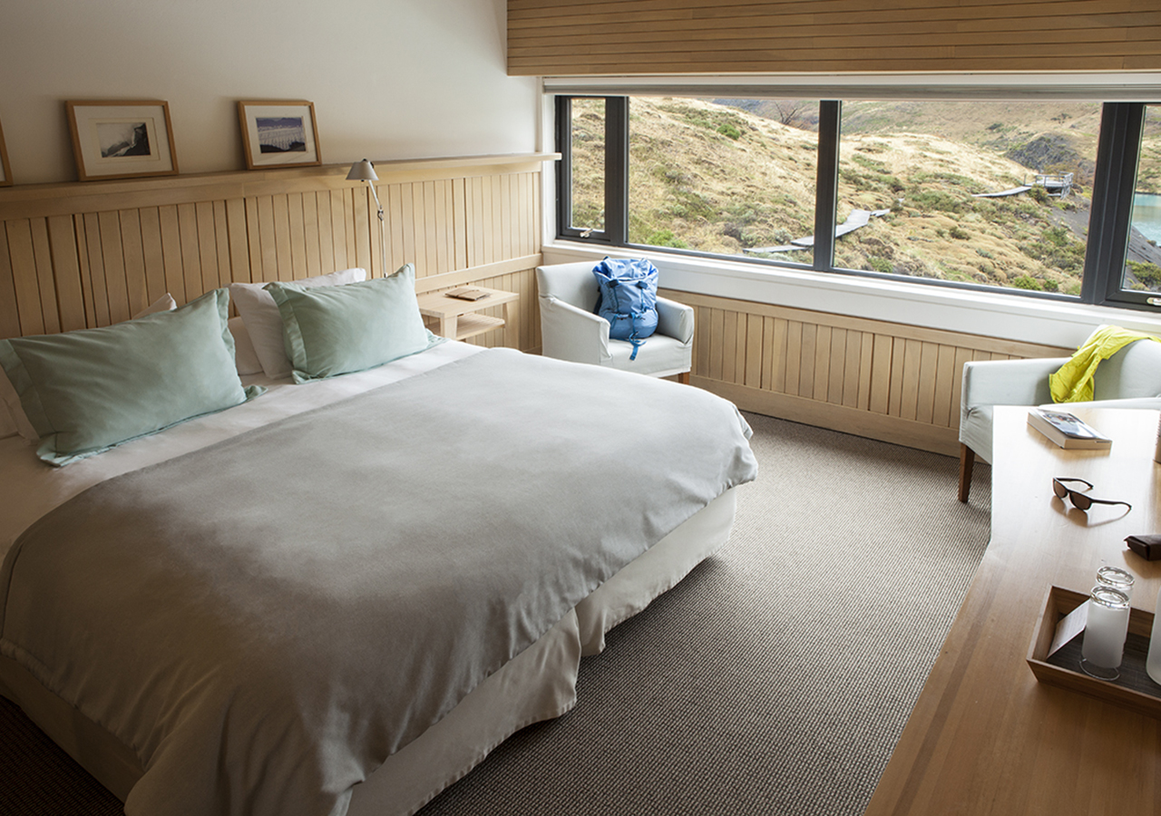 La imponente cascada Salto Chico fluye desde el lago Pehoé, con el edificio del Hotel Explora al fondo.