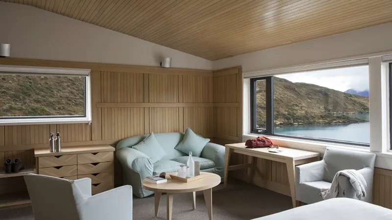 Detalhe da área de estar moderna e elegante dentro de uma suíte do Hotel Explora Patagonia.