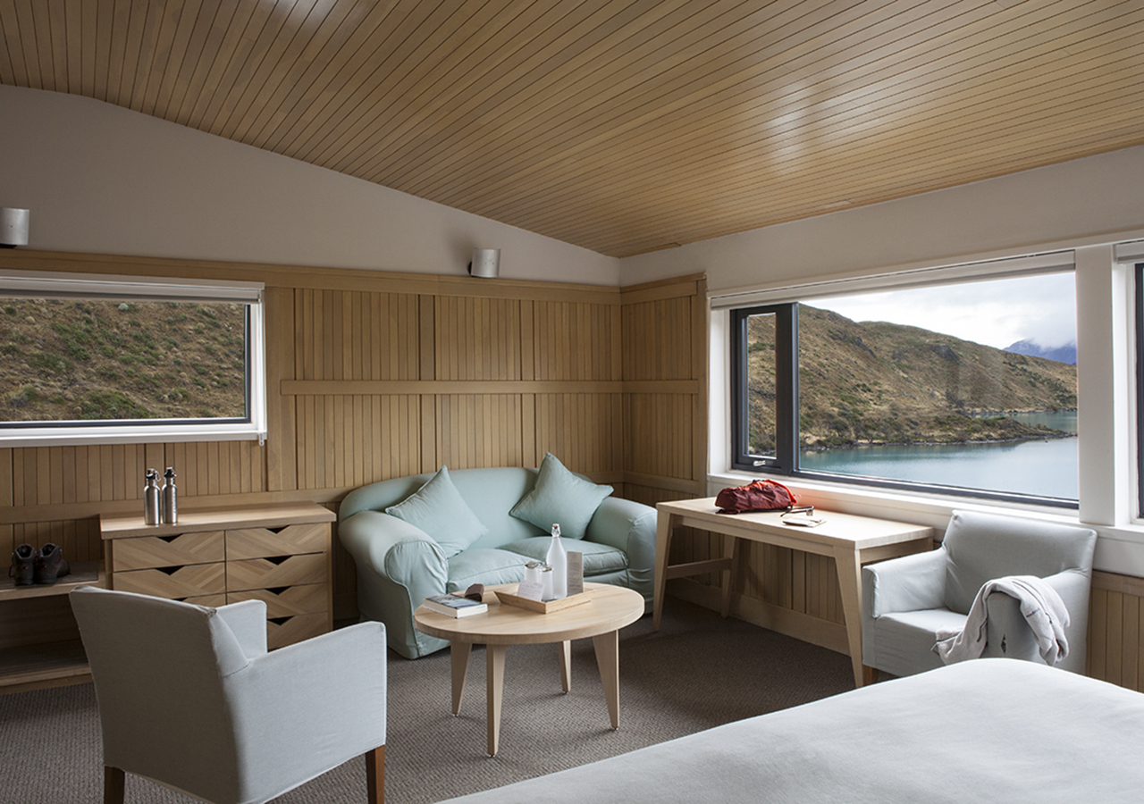 Detalle de la moderna y elegante sala de estar dentro de una suite en el Hotel Explora Patagonia.