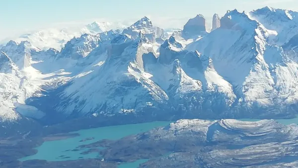 Vista aérea de los sinuosos ríos y lagos interconectados de la región de Paine.