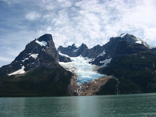 Una vista panorámica del glaciar Balmaceda colgando de la ladera de una montaña sobre el fiordo.