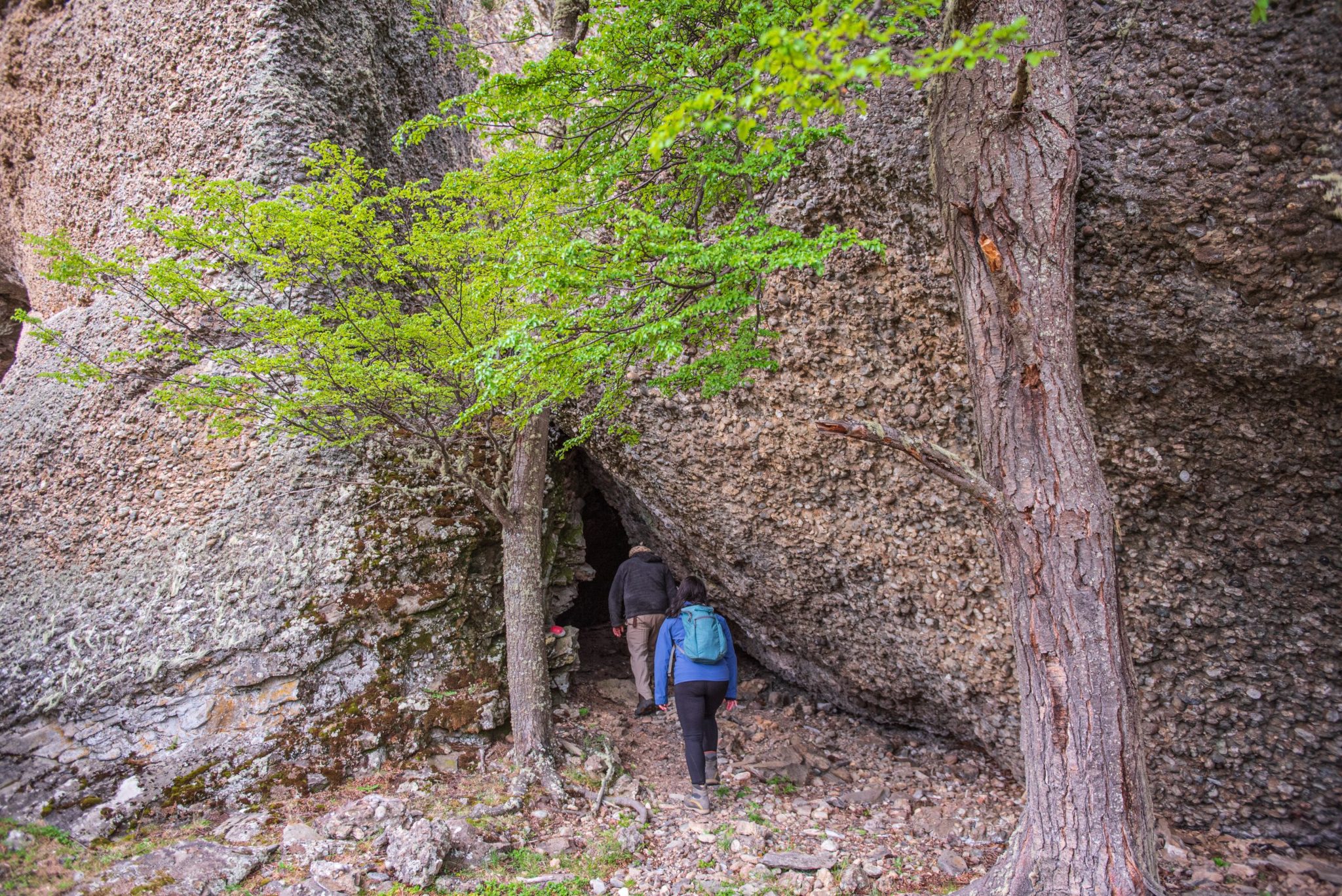Una vista panorámica del valle bajo el Cerro Benítez, con ríos serpenteantes y lagos.