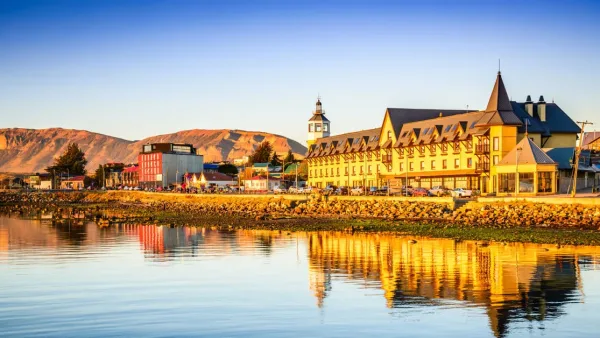 O icônico e antigo píer de madeira permanece na orla de Puerto Natales sob um céu dramático.