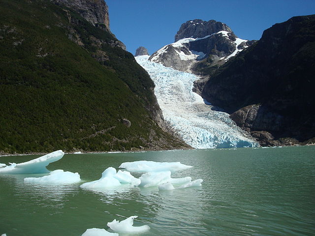 La cara del glaciar Serrano muestra profundas grietas de color azul y texturas de hielo.